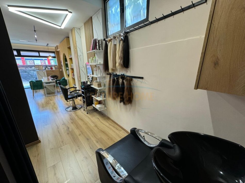 Tirane, jepet me qera dyqan Kati 1, 52 m² 900 € (Porcelan)