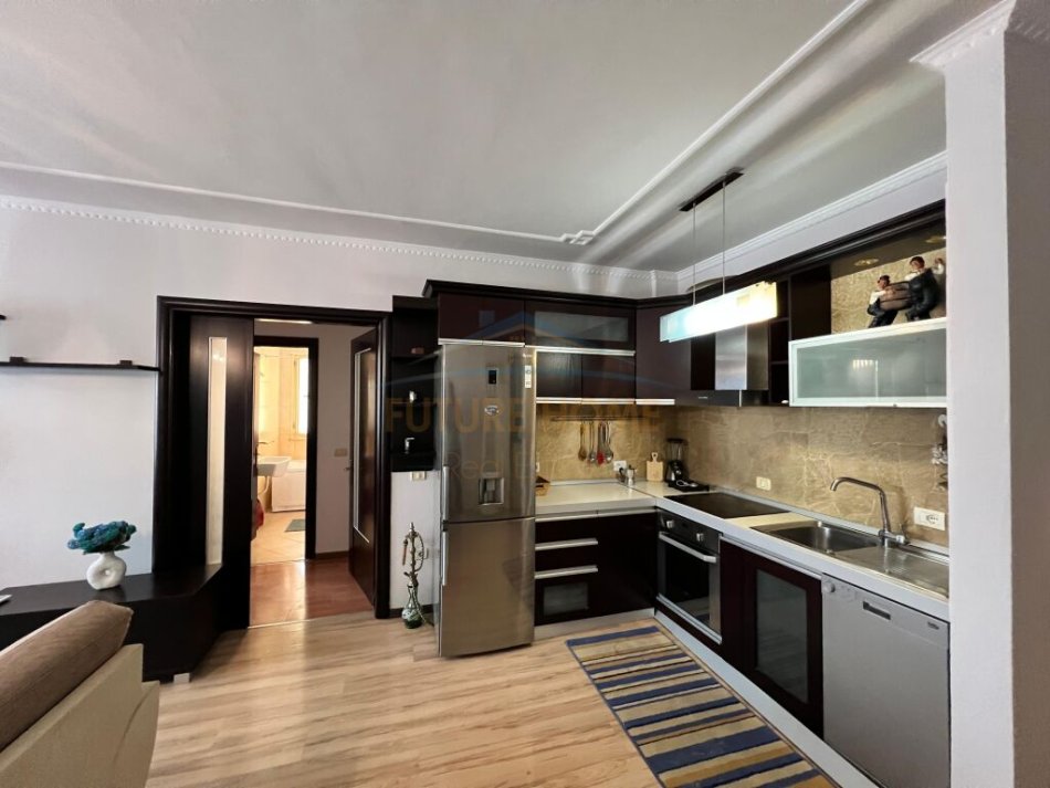 Tirane, jepet me qera apartament 2+1+Ballkon Kati 5, 100 m² 800 € (Prane Juridikut)