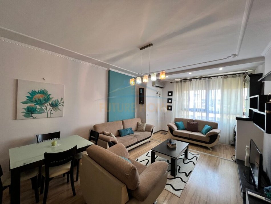 Tirane, jepet me qera apartament 2+1+Ballkon Kati 5, 100 m² 800 € (Prane Juridikut)