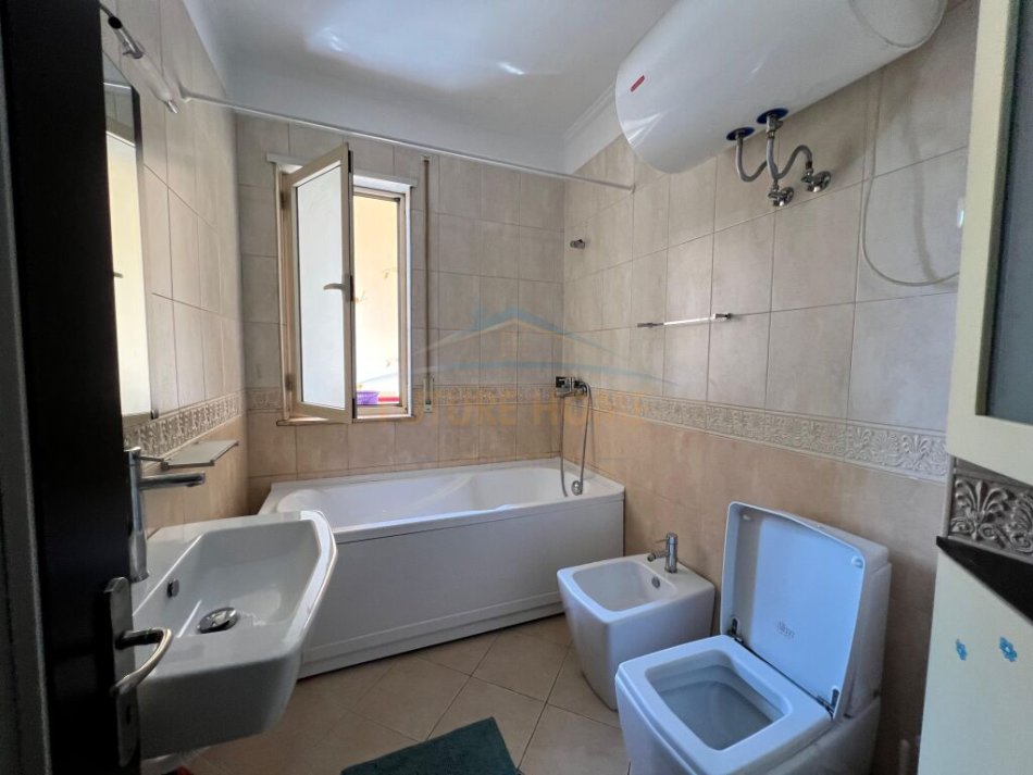 Tirane, jepet me qera apartament 2+1+Ballkon Kati 5, 100 m² 800 € (Prane Juridikut)