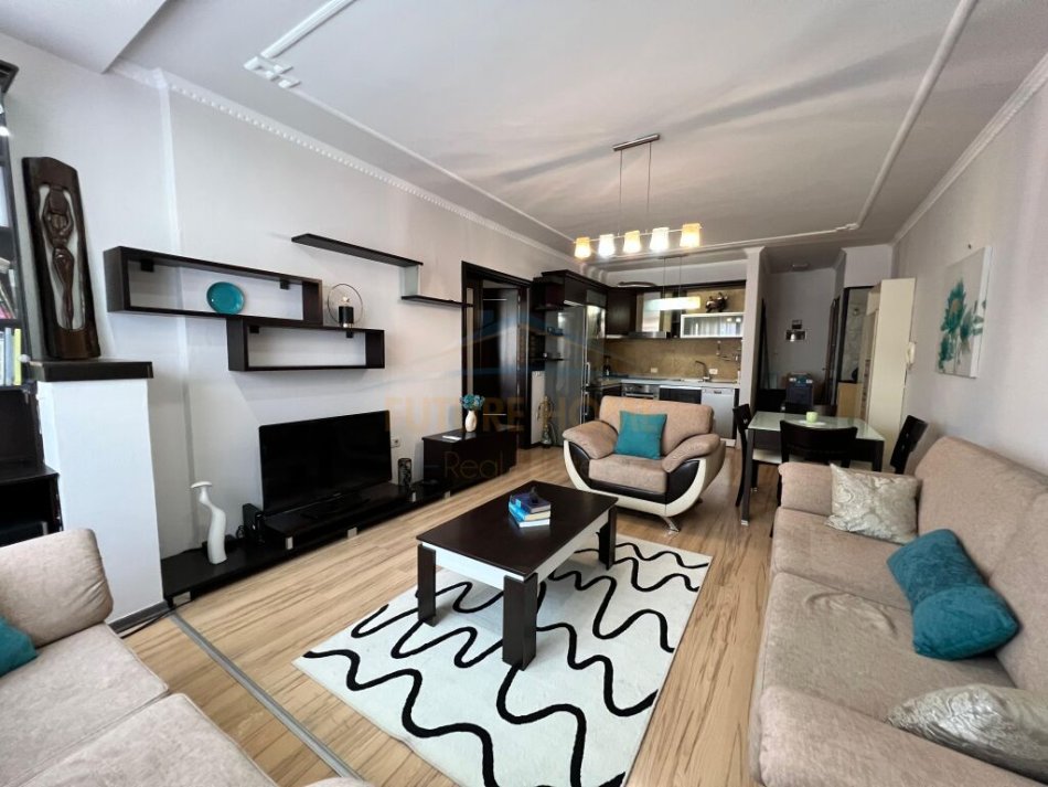 Tirane, jepet me qera apartament 2+1+Ballkon Kati 5, 100 m² 800 € (Prane Juridikut)