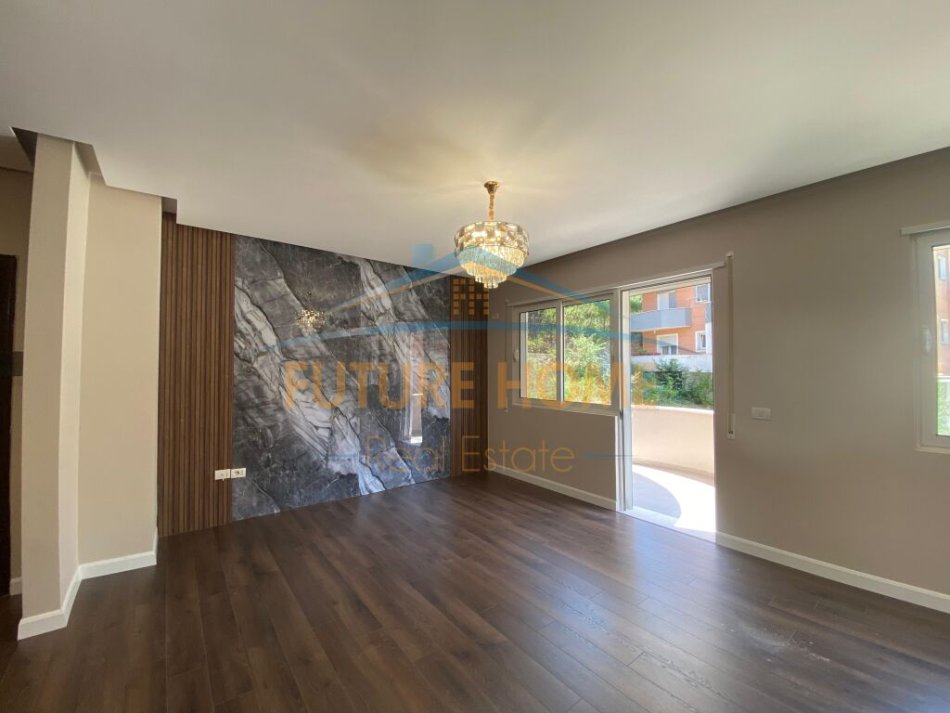 Tirane, shitet apartament 2+1+Ballkon Kati 1, 120 m² 210.000 € (Kopshti Botanik)