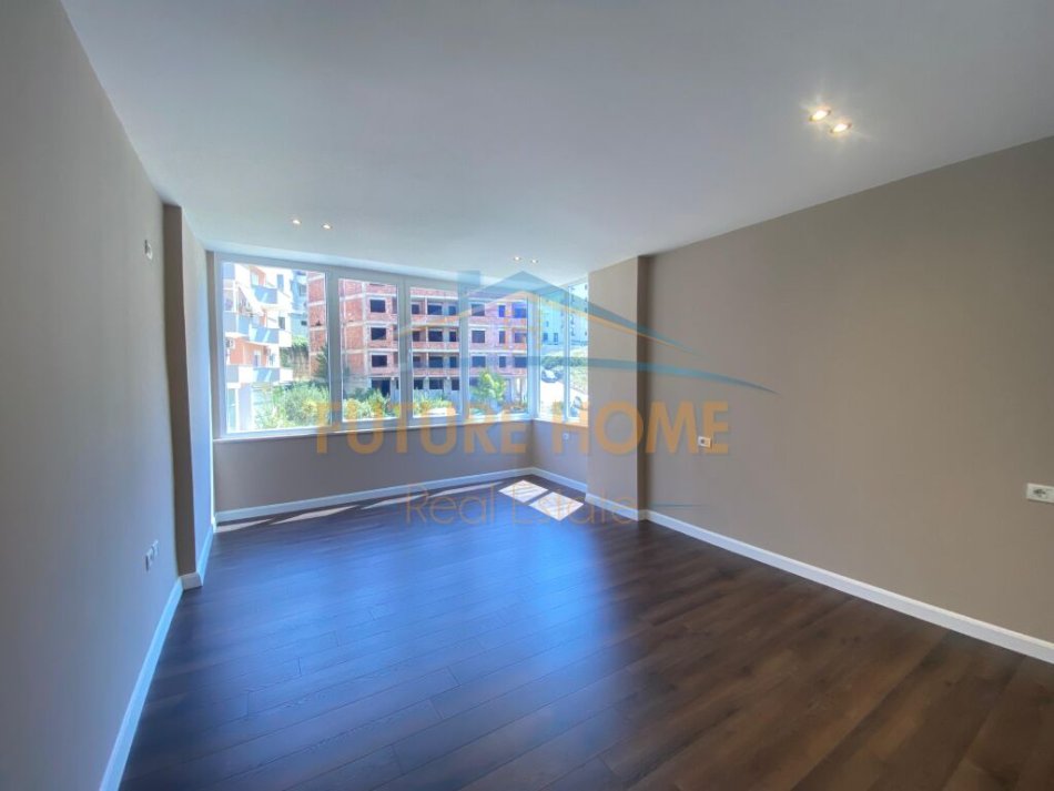 Tirane, shitet apartament 2+1+Ballkon Kati 1, 120 m² 210.000 € (Kopshti Botanik)