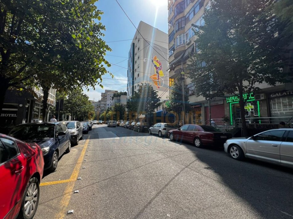 Tirane, jepet me qera dyqan Kati 1, 174 m² 2.500 € (Rruga Petro Nini Luarasi)