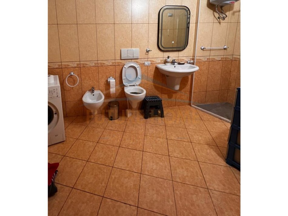 Durres, jepet me qera apartament 3+1+Ballkon Kati 7, 140 m² 550 € (Durres)