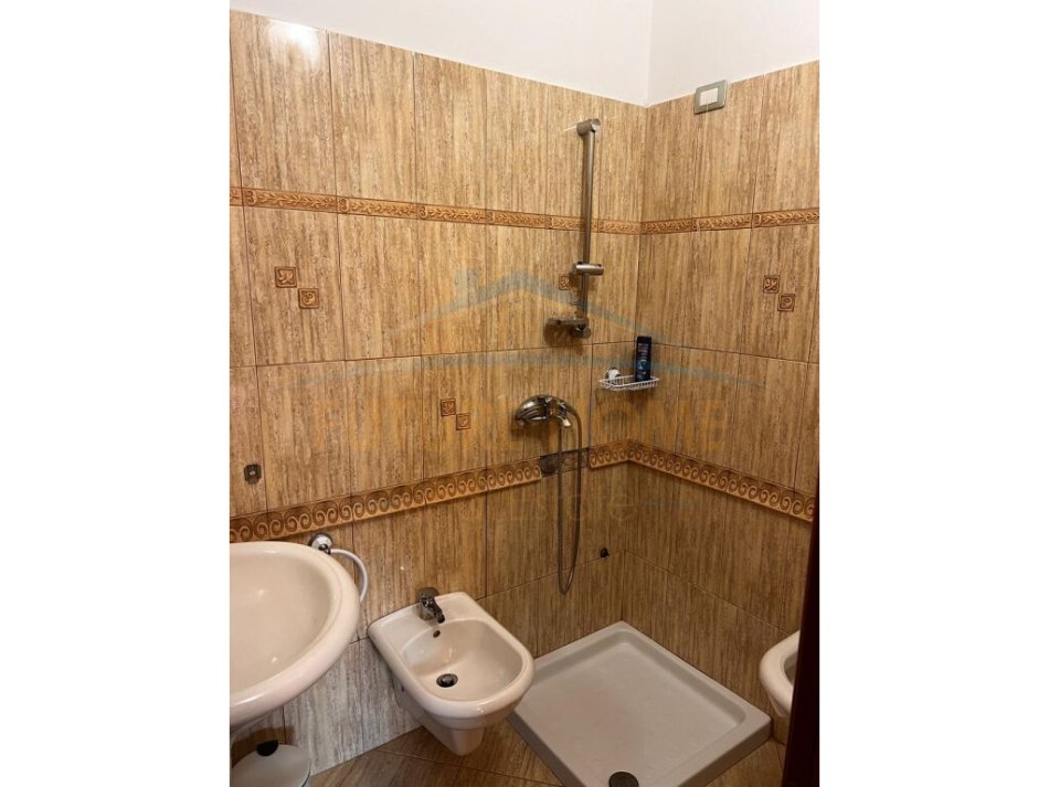 Durres, jepet me qera apartament 3+1+Ballkon Kati 7, 140 m² 550 € (Durres)
