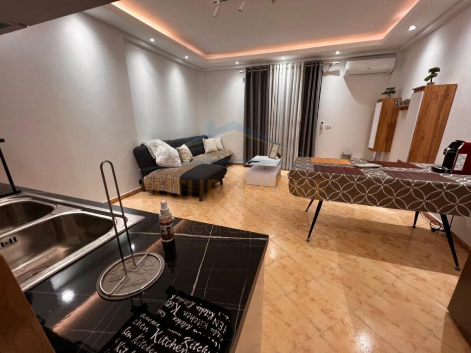Durres, jepet me qera apartament 1+1+Ballkon Kati 7, 62 m² 400 € (RRUGA ADRIA)