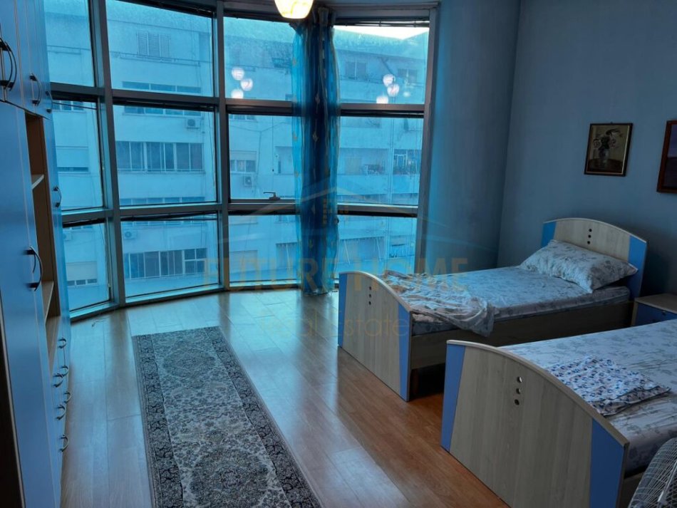Durres, jepet me qera apartament 3+1+Ballkon Kati 7, 140 m² 550 € (Durres)