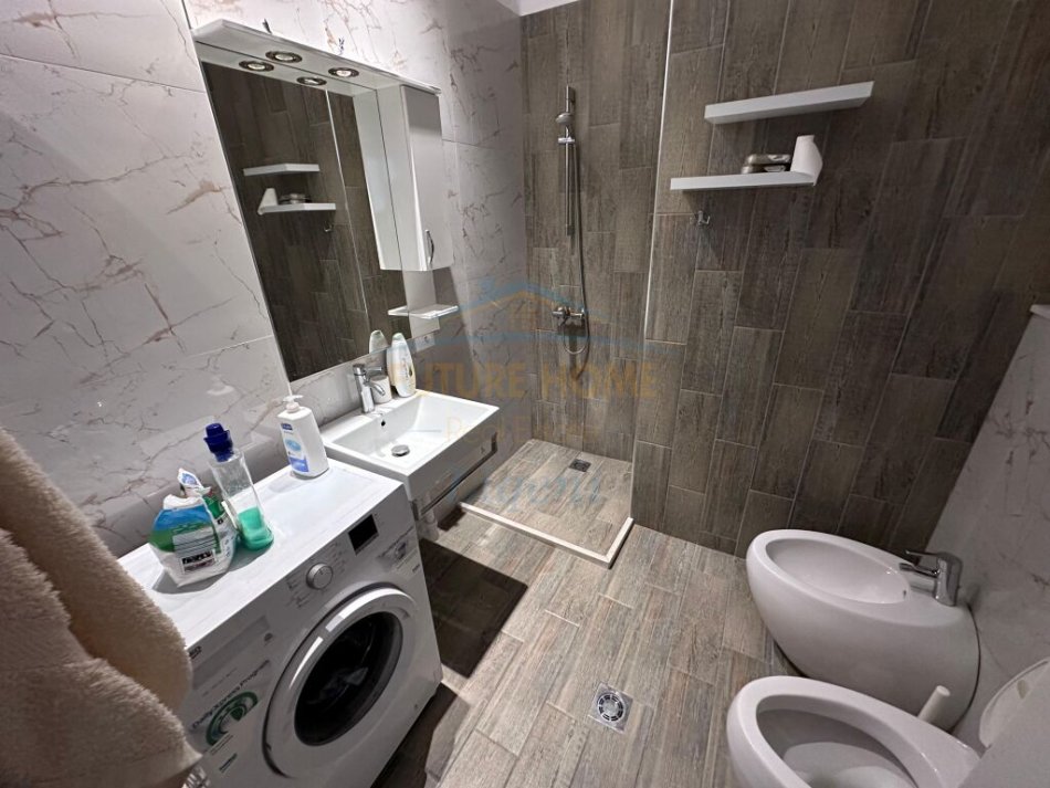 Tirane, jepet me qera apartament 2+1+Ballkon Kati 7, 80 m² 900 € (Liqeni i Thate)
