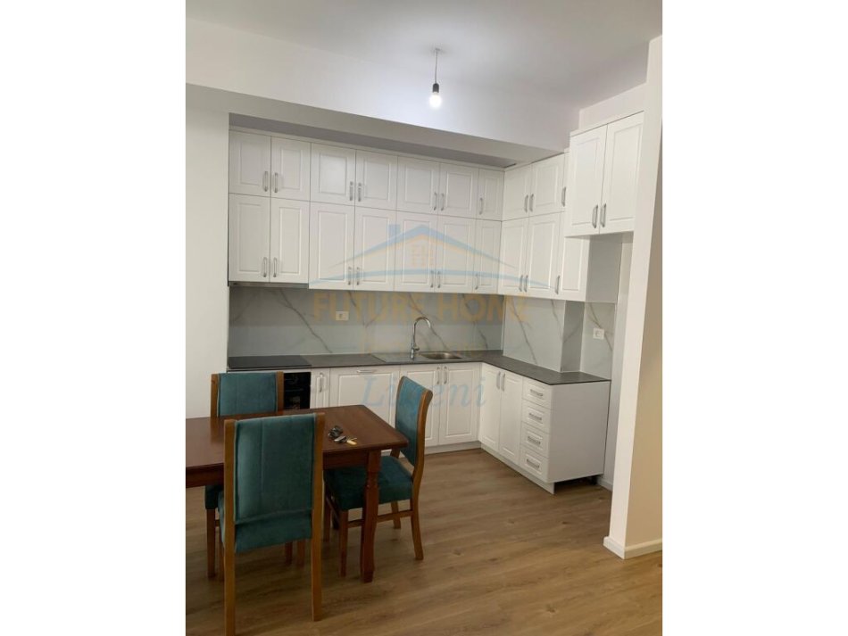 Tirane, jepet me qera apartament 2+1+Ballkon Kati 3, 87 m² 500 € (Ali Demi)
