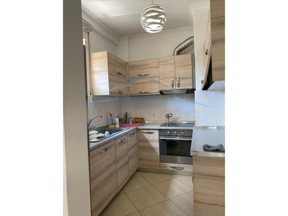 Tirane, jepet me qera apartament 2+1+Ballkon Kati 3, 95 m² 750 € (Jordan Misja)