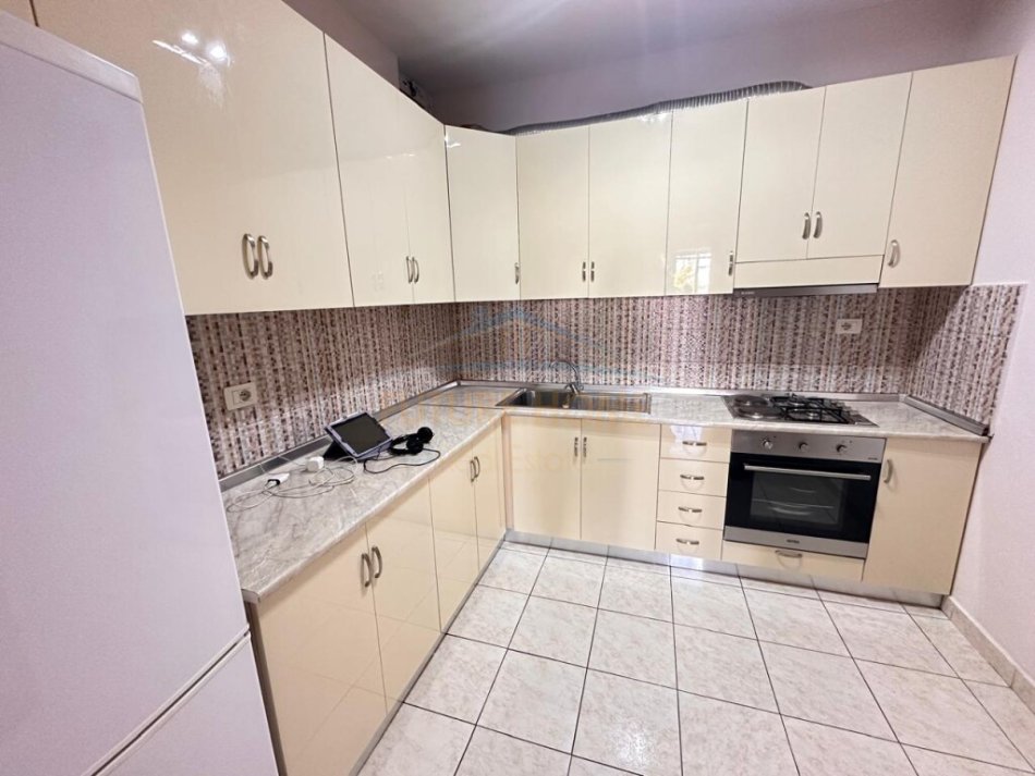 Tirane, jepet me qera apartament 2+1+Ballkon Kati 2, 100 m² 600 € (Don Bosko)