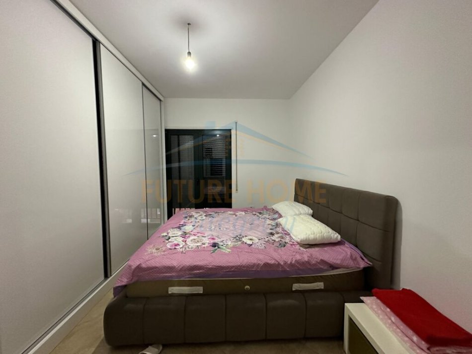 Tirane, jepet me qera apartament 2+1+Ballkon Kati 4, 105 m² 600 € (Unaza e Re)