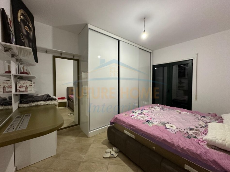 Tirane, jepet me qera apartament 2+1+Ballkon Kati 4, 105 m² 600 € (Unaza e Re)