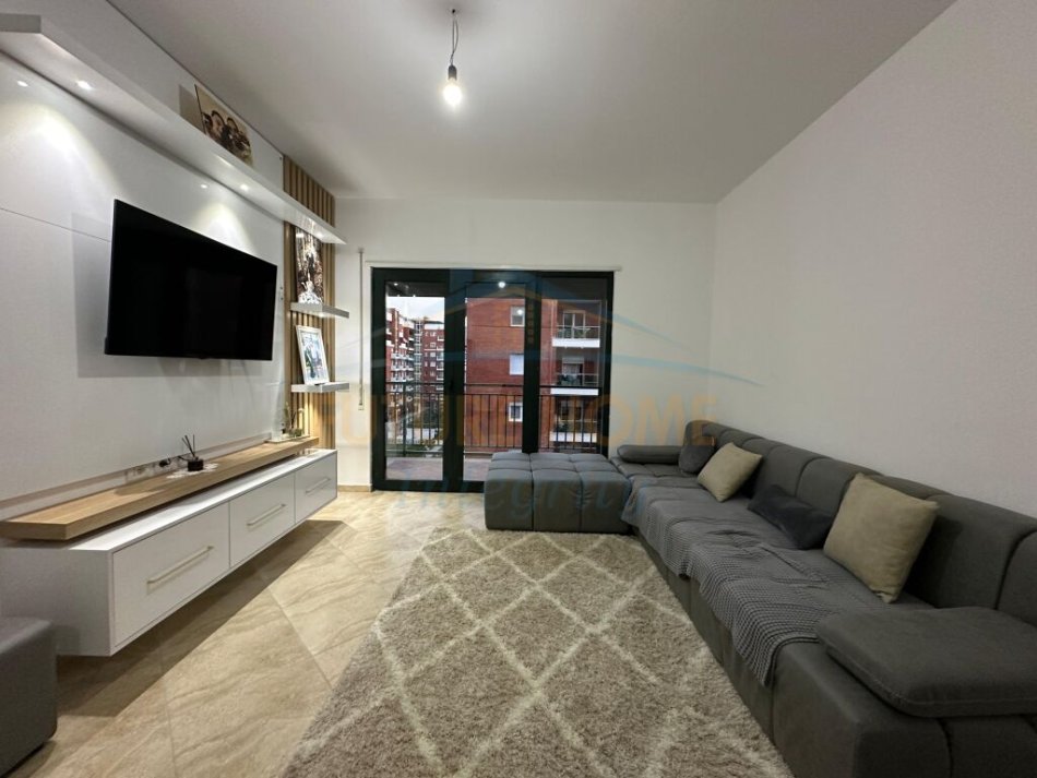 Tirane, jepet me qera apartament 2+1+Ballkon Kati 4, 105 m² 600 € (Unaza e Re)