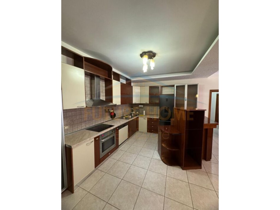 Tirane, jepet me qera apartament 3+1+Ballkon Kati 6, 151 m² 750 € (21 Dhjetori)