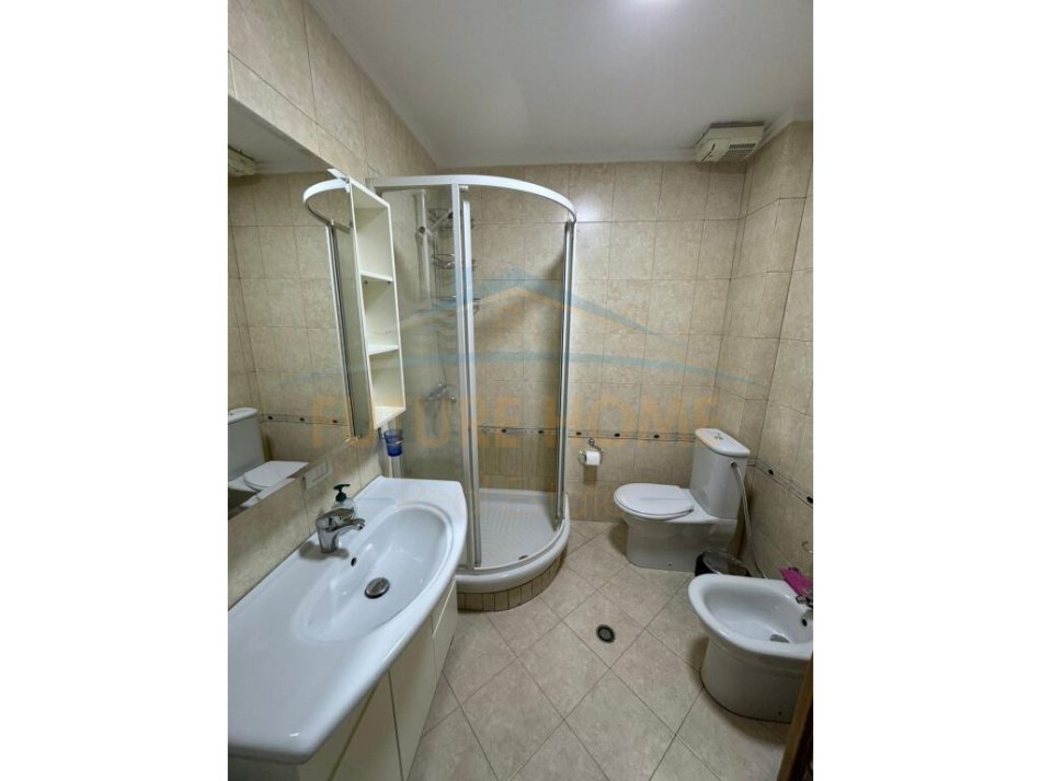 Tirane, jepet me qera apartament 3+1+Ballkon Kati 6, 151 m² 750 € (21 Dhjetori)