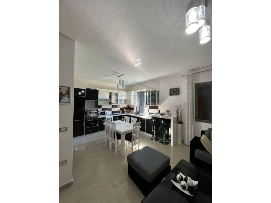 Pogradec, shitet Vile 3+1+Ballkon Kati 3, 384 m² 210.000 € (Pogradec)