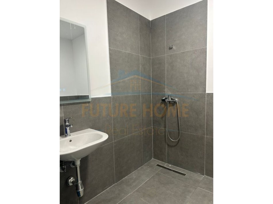 Tirane, jepet me qera apartament 1+1+Ballkon Kati 4, 64 m² 550 € (Kinostudio)