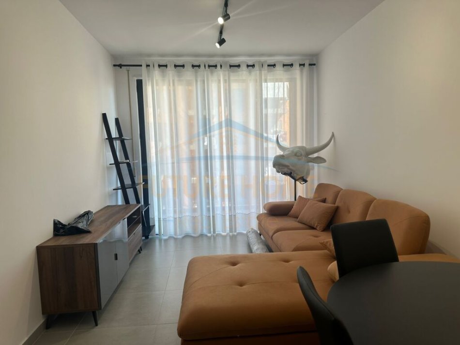 Tirane, jepet me qera apartament 1+1+Ballkon Kati 4, 64 m² 550 € (Kinostudio)