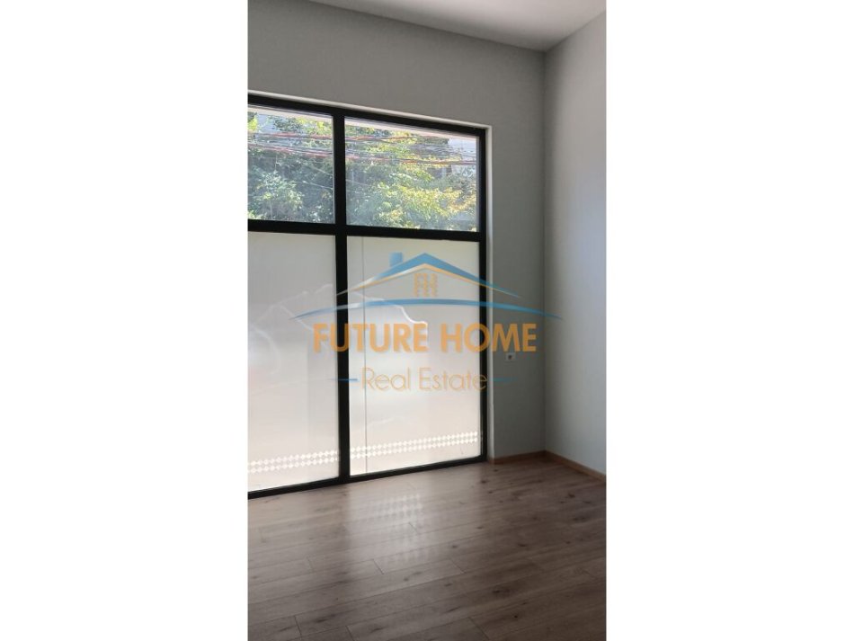 Tirane, jepet me qera ambjent biznesi Kati 0, 56 m² 1.000 € (21 Dhjetori)