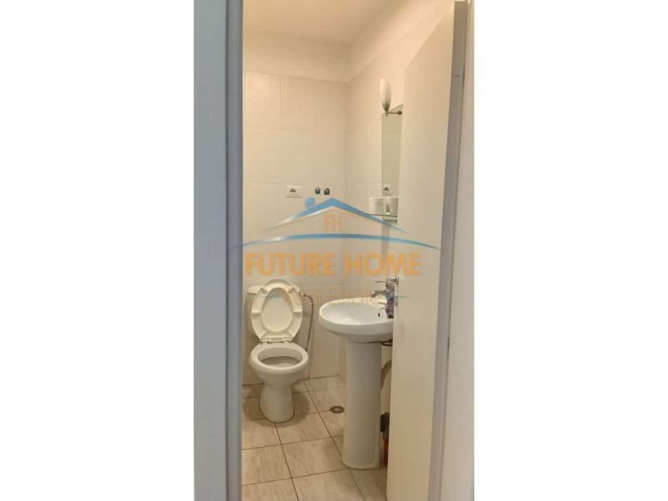 Tirane, jepet me qera ambjent biznesi Kati 0, 56 m² 1.000 € (21 Dhjetori)