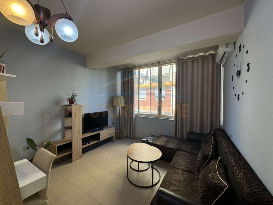 Tirane, jepet me qera apartament 1+1+Ballkon Kati 2, 87 m² 570 € (Bulevardi i ri)