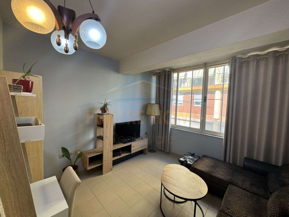 Tirane, jepet me qera apartament 1+1+Ballkon Kati 2, 87 m² 570 € (Bulevardi i ri)