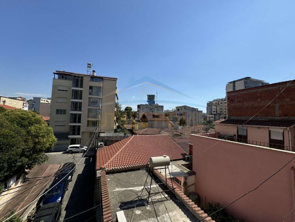 Tirane, jepet me qera apartament 1+1+Ballkon Kati 2, 87 m² 570 € (Bulevardi i ri)