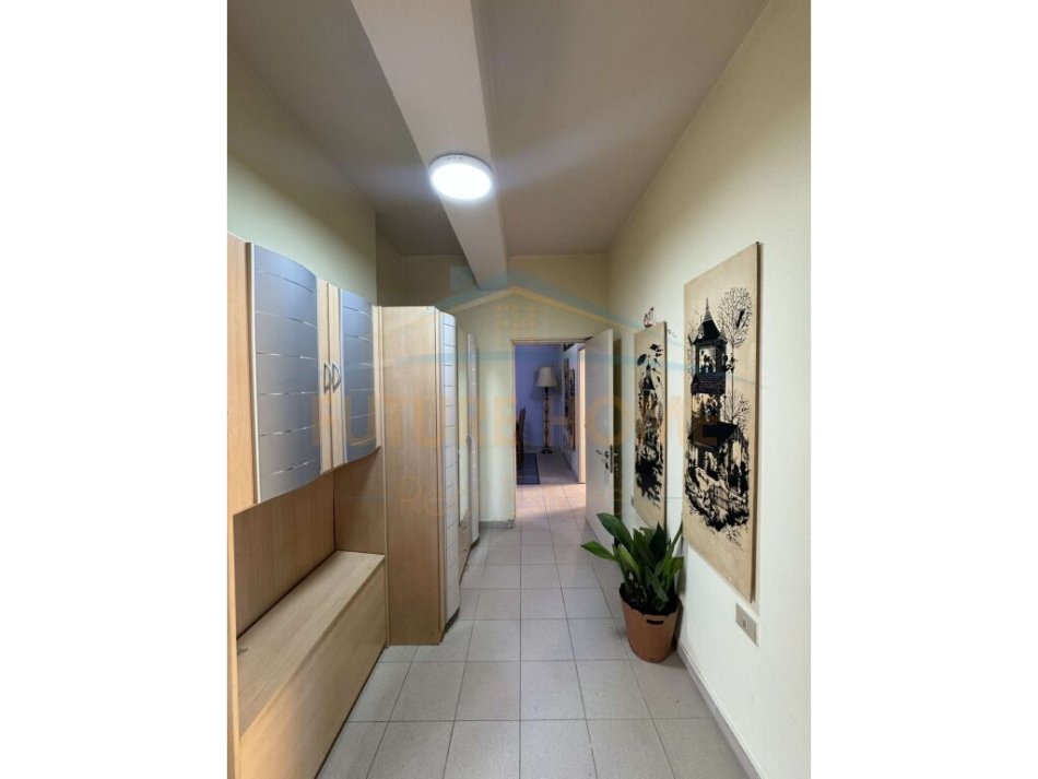 Tirane, jepet me qera apartament 1+1+Ballkon Kati 2, 87 m² 570 € (Bulevardi i ri)