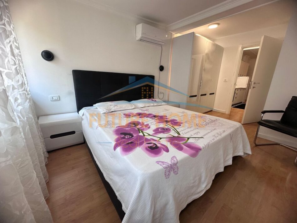 Tirane, jepet me qera apartament 2+1+Ballkon Kati 1, 85 m² 750 € (Bllok)