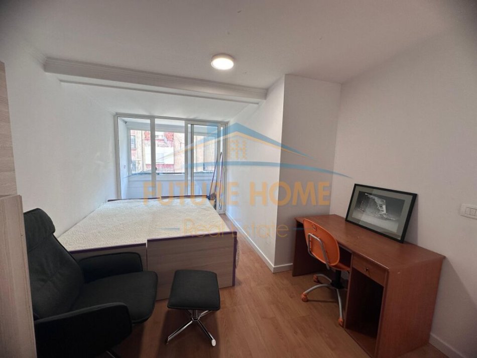 Tirane, jepet me qera apartament 2+1+Ballkon Kati 1, 85 m² 750 € (Bllok)