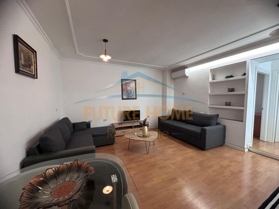 Tirane, jepet me qera apartament 2+1+Ballkon Kati 1, 85 m² 750 € (Bllok)