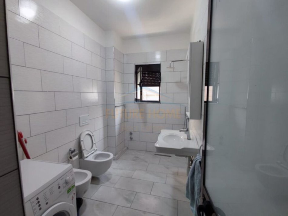 Tirane, jepet me qera apartament 2+1+Ballkon Kati 4, 100 m² 600 € (Jeronim De Rada)