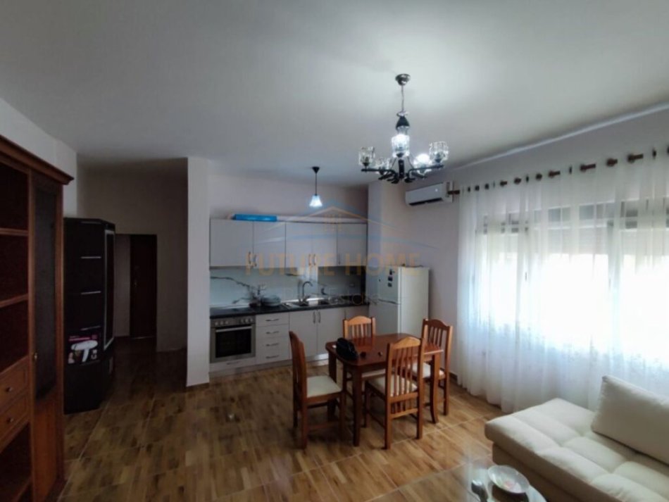 Tirane, jepet me qera apartament 2+1+Ballkon Kati 4, 100 m² 600 € (Jeronim De Rada)