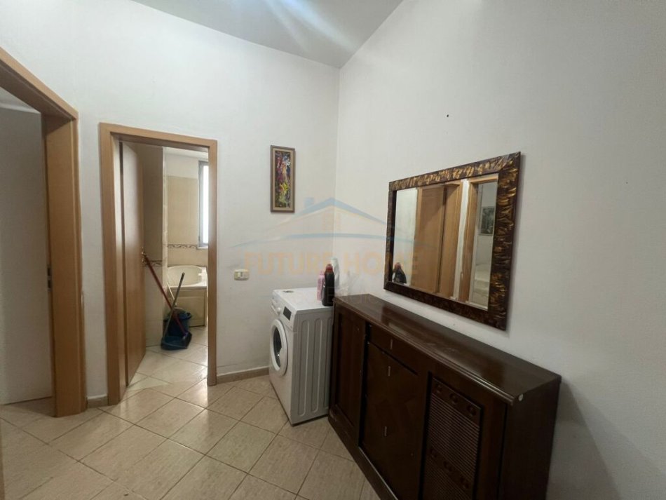 Tirane, jepet me qera apartament 2+1+Ballkon Kati 9, 90 m² 400 € (Rruga e Kavajes)