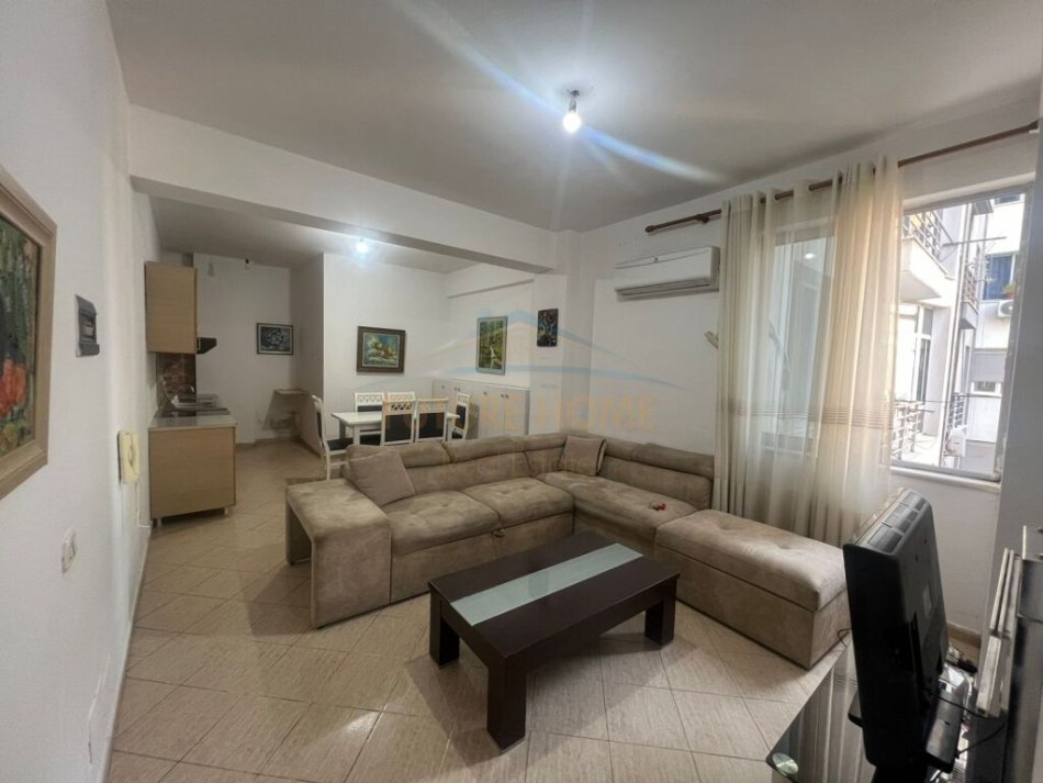 Tirane, jepet me qera apartament 2+1+Ballkon Kati 9, 90 m² 400 € (Rruga e Kavajes)