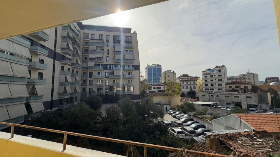 Tirane, jepet me qera ambjent biznesi Kati 3, 135 m² 700 € (Rruga e Kavajes)