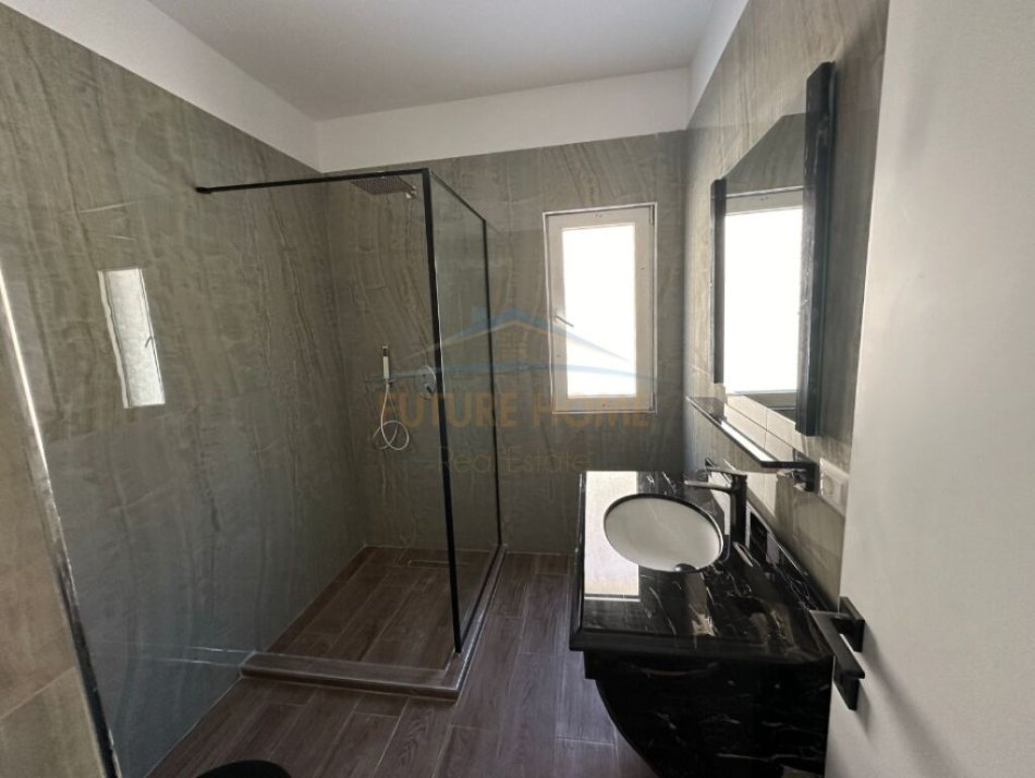 Tirane, jepet me qera apartament 2+1+Ballkon Kati 1, 117 m² 1.000 € (Farke)