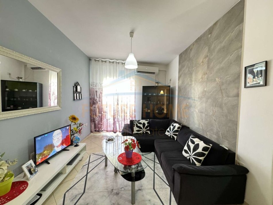 Tirane, shitet apartament 2+1+Ballkon Kati 3, 89 m² 129.000 € (Unaza E Re)