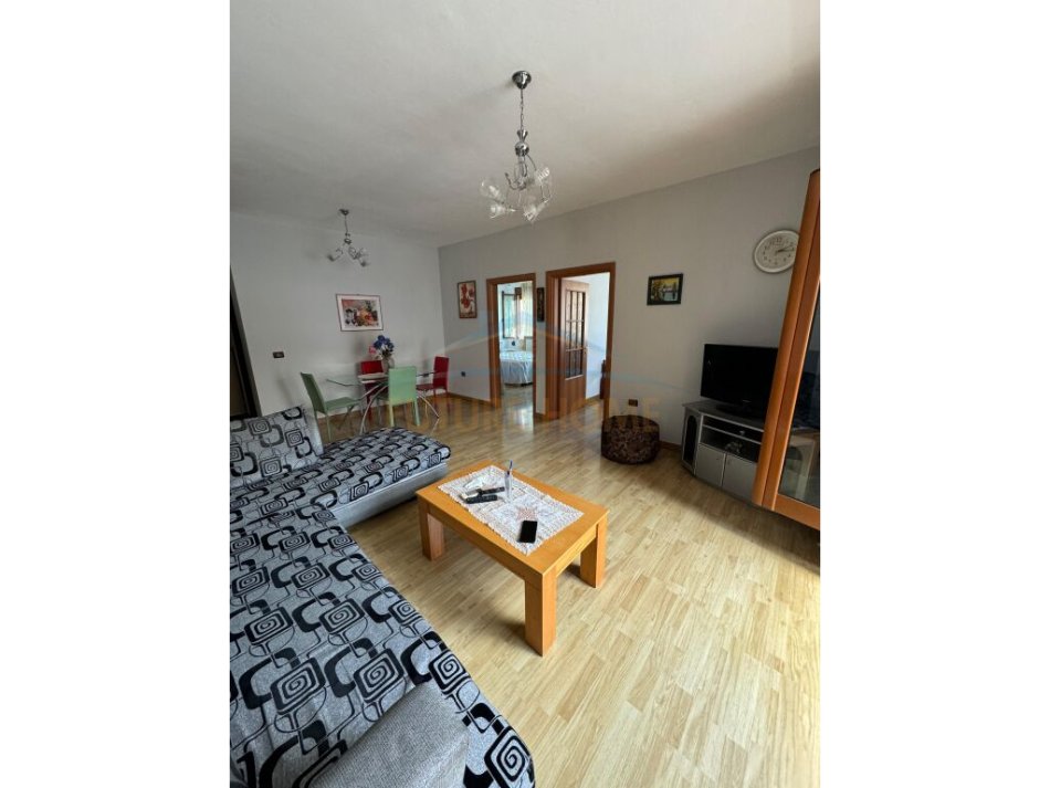 Tirane, jepet me qera apartament 2+1 Kati 3, 90 m² 500 € (Laprakë.)
