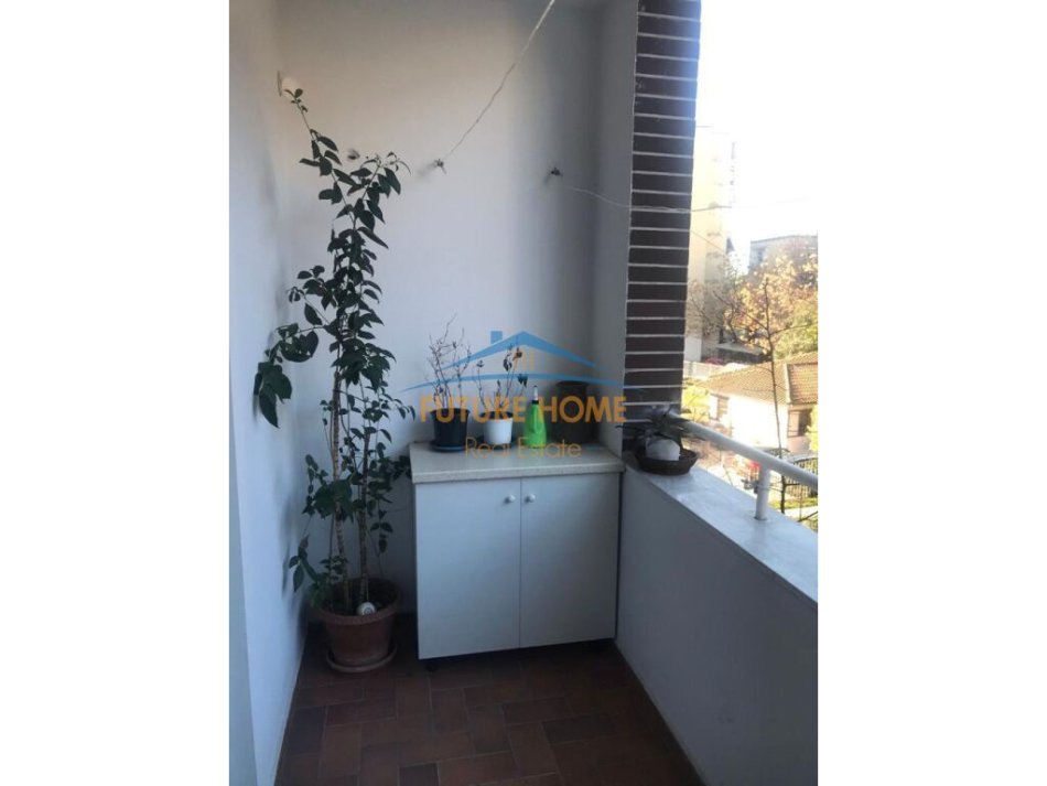 Tirane, jepet me qera ambjent biznesi Kati 2, 96 m² 500 € (21 Dhjetori)