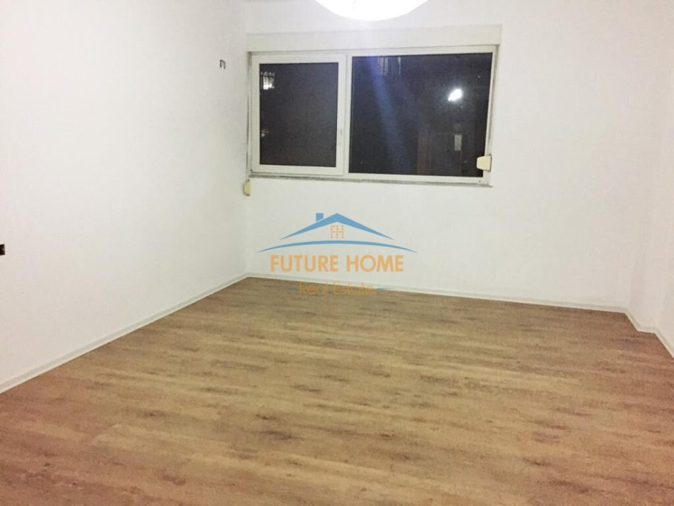 Tirane, jepet me qera ambjent biznesi Kati 2, 96 m² 500 € (21 Dhjetori)