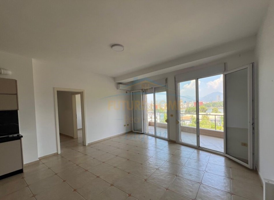 Tirane, jepet me qera apartament 3+1+Ballkon Kati 4, 144 m² 700 € (Liqeni i thate)