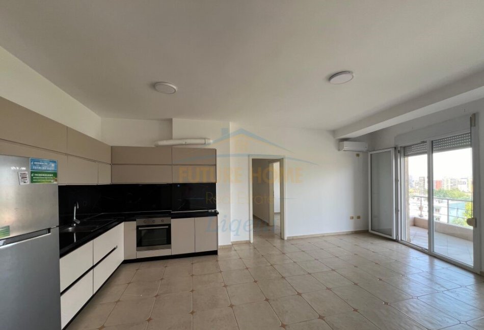 Tirane, jepet me qera apartament 3+1+Ballkon Kati 4, 144 m² 700 € (Liqeni i thate)