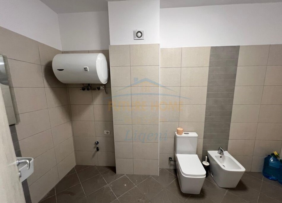 Tirane, jepet me qera apartament 3+1+Ballkon Kati 4, 144 m² 700 € (Liqeni i thate)