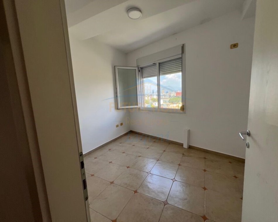 Tirane, jepet me qera apartament 3+1+Ballkon Kati 4, 144 m² 700 € (Liqeni i thate)