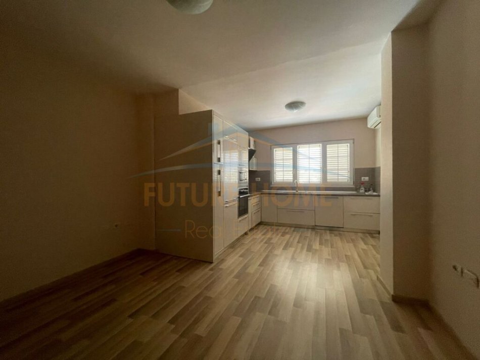 Tirane, jepet me qera Vile 3 Katshe , 670 m² 4.000 € (TEG)