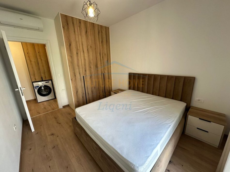 Tirane, jepet me qera apartament 3+1+Ballkon Kati 1, 140 m² 1.100 € (Liqeni i thate)
