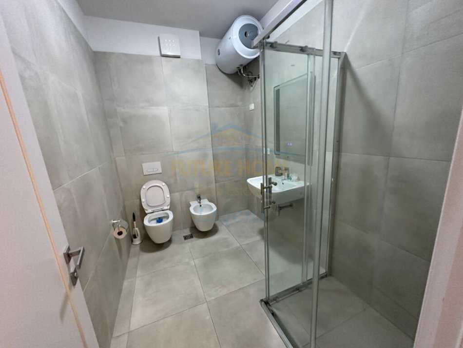 Tirane, jepet me qera apartament 3+1+Ballkon Kati 1, 140 m² 1.100 € (Liqeni i thate)